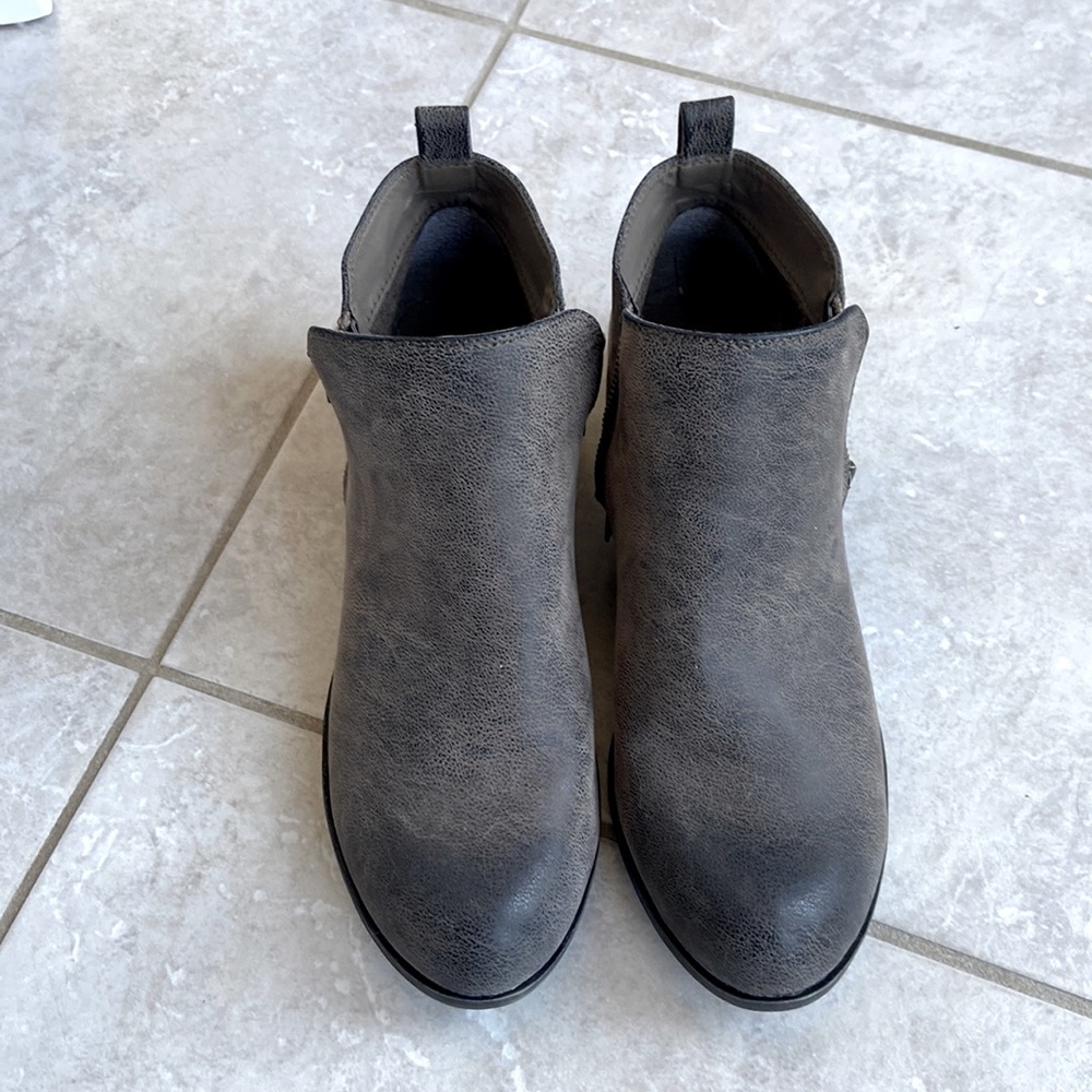 Jessica Cline women’s size 8. Side zip low boot in brown leather.